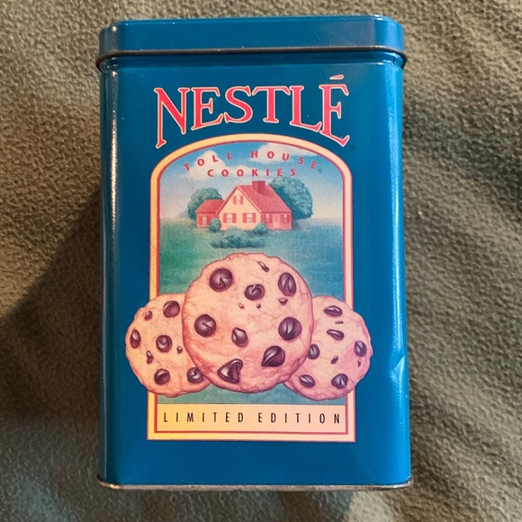 Nestle Toll House Cookies Limited Edition tin. Approx 4 1/4” x 6 1/4” - Picture 1 of 9